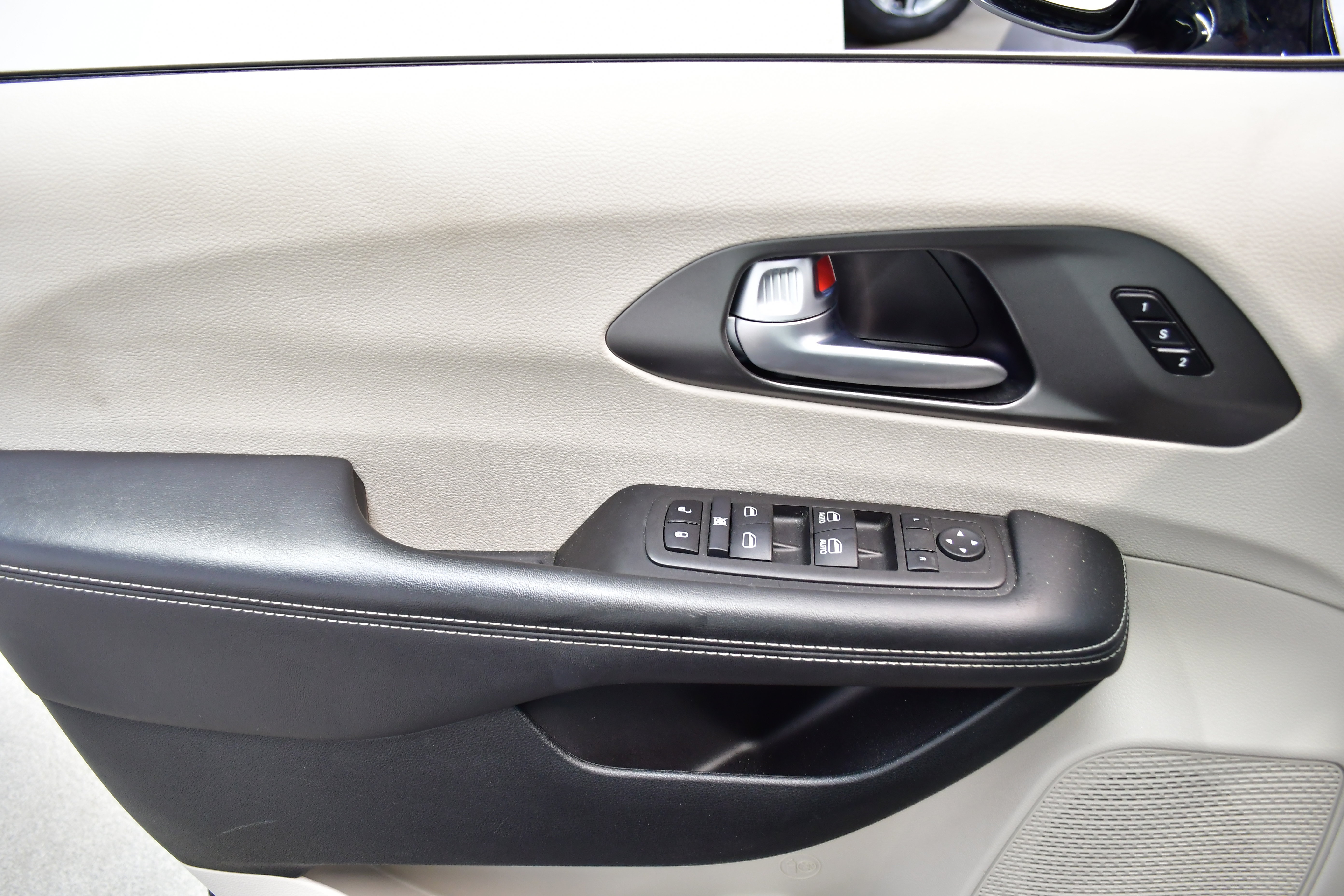 Used 2024 Chrysler Pacifica Touring-L image 18