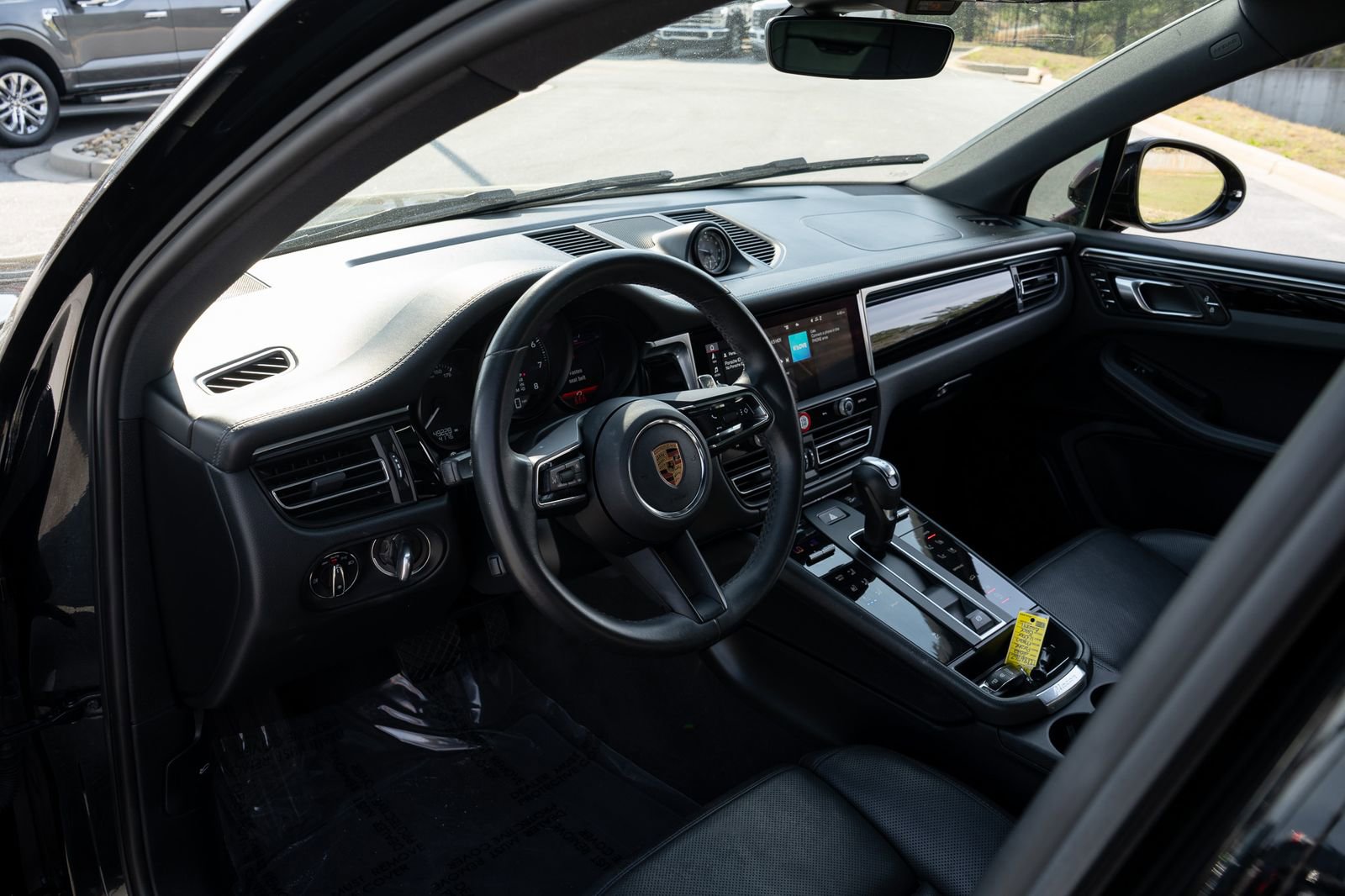 Used 2022 Porsche Macan Base w/ Premium Package Plus image 13