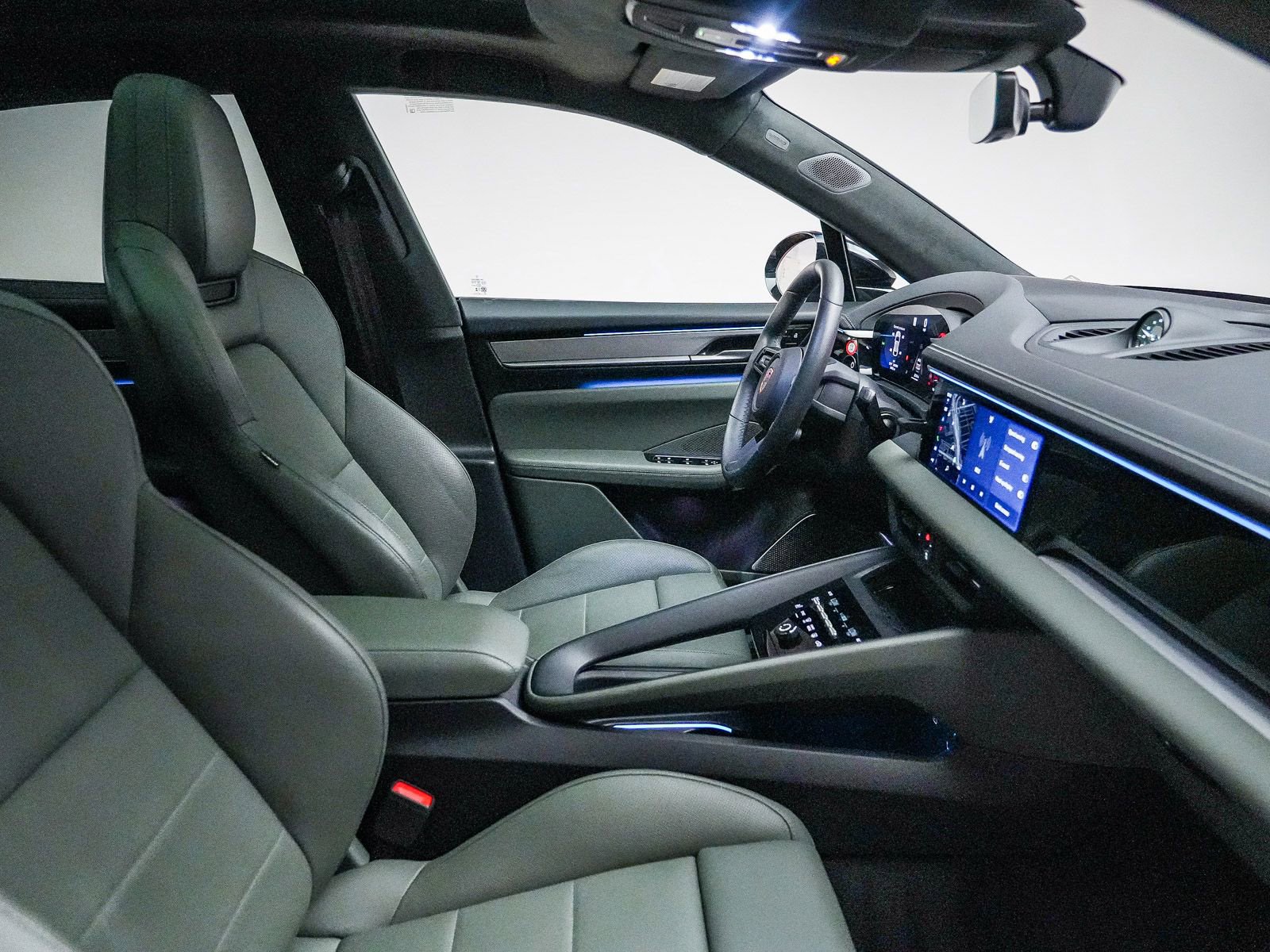 Certified 2025 Porsche Macan 4S Electric AWD/4WD image 19