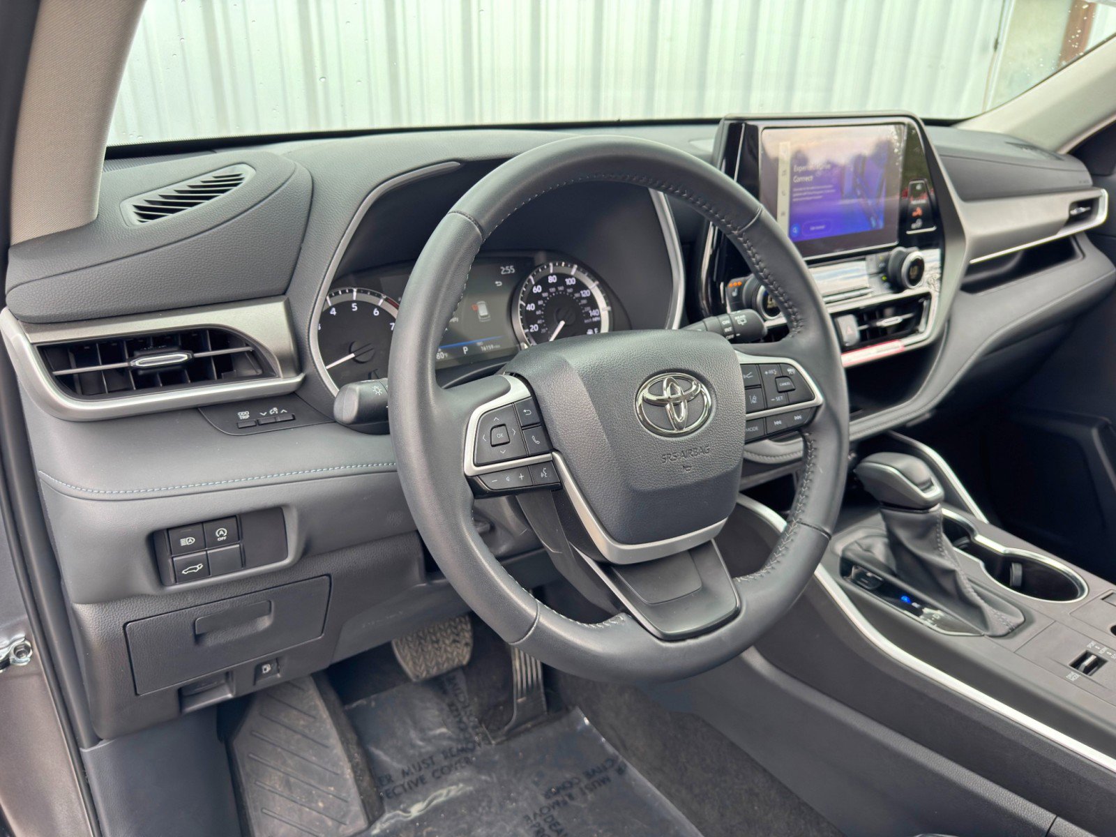 Used 2024 Toyota Highlander XLE image 12