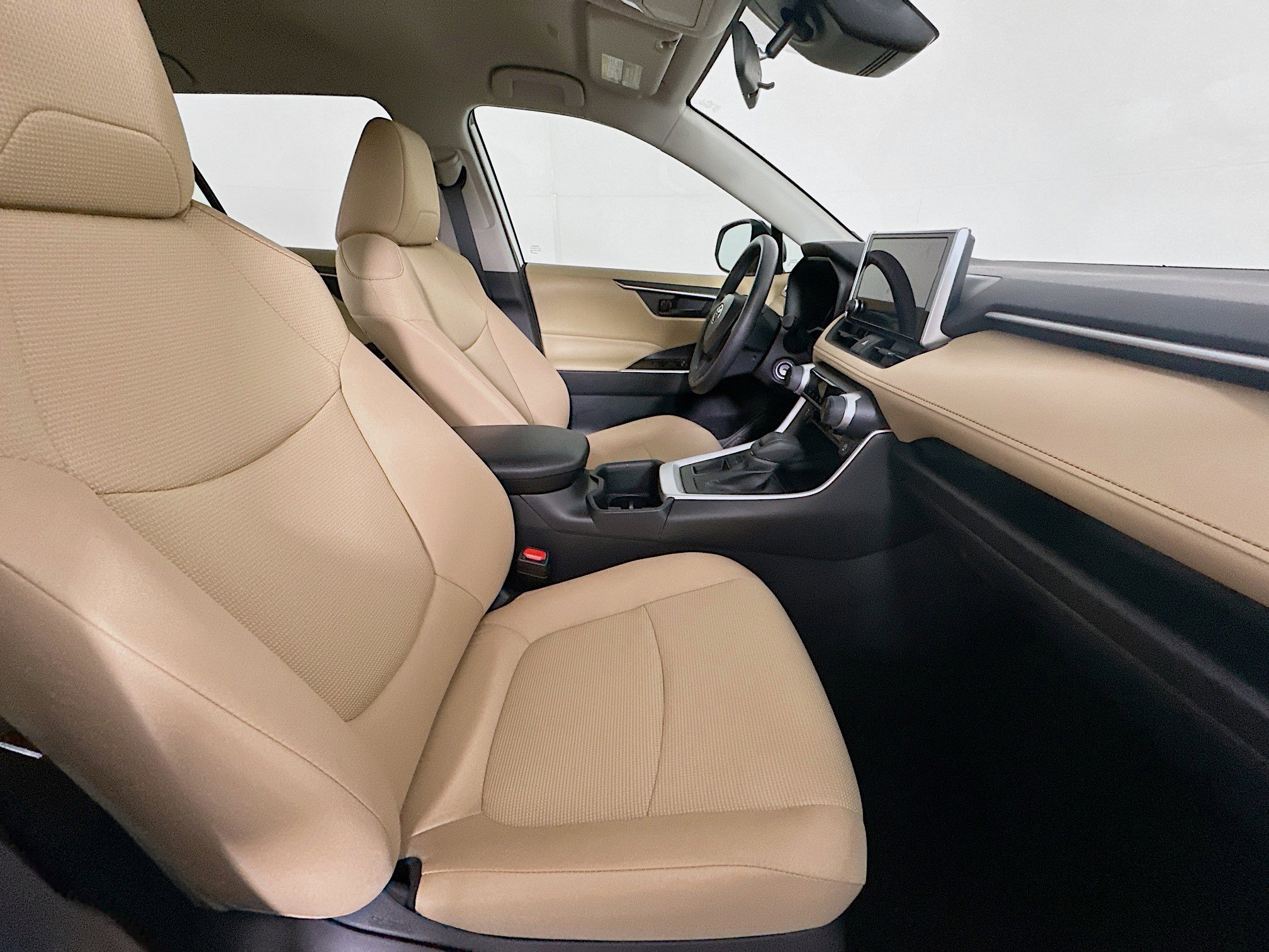 Used 2025 Toyota RAV4 LE image 29