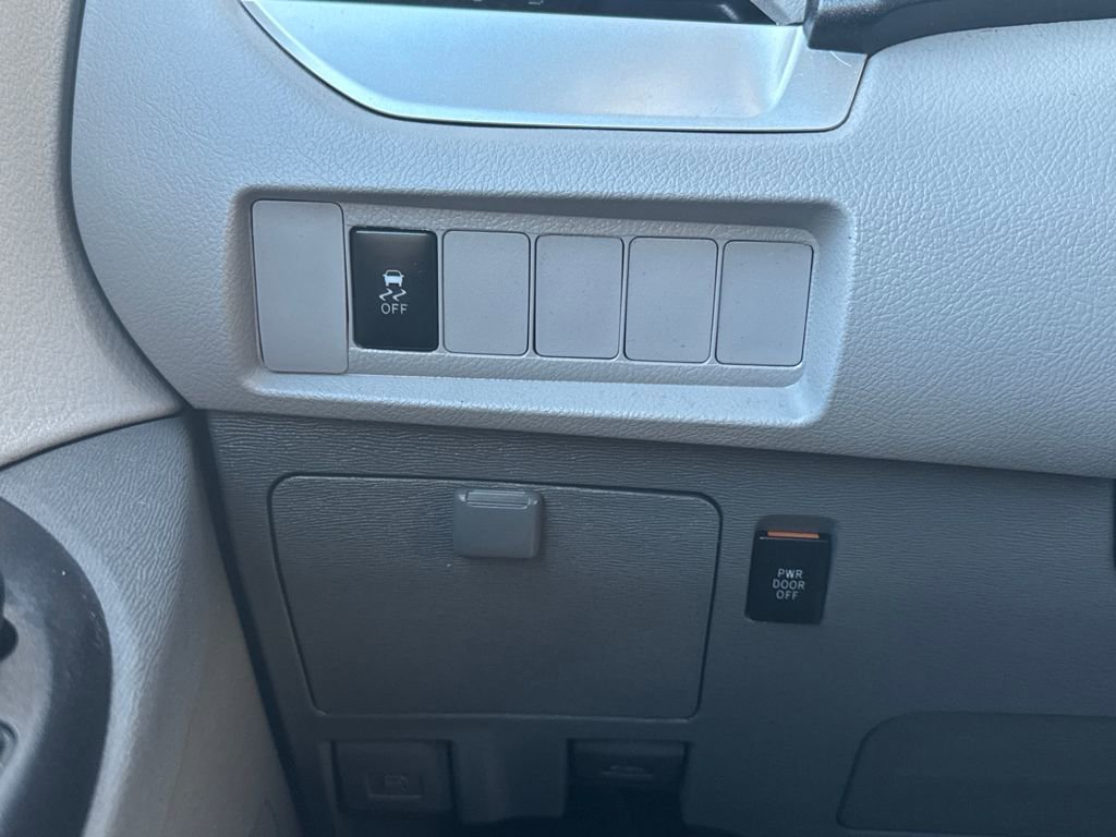 Used 2018 Toyota Sienna LE image 33