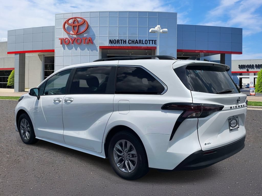 Used 2025 Toyota Sienna XLE FWD image 5