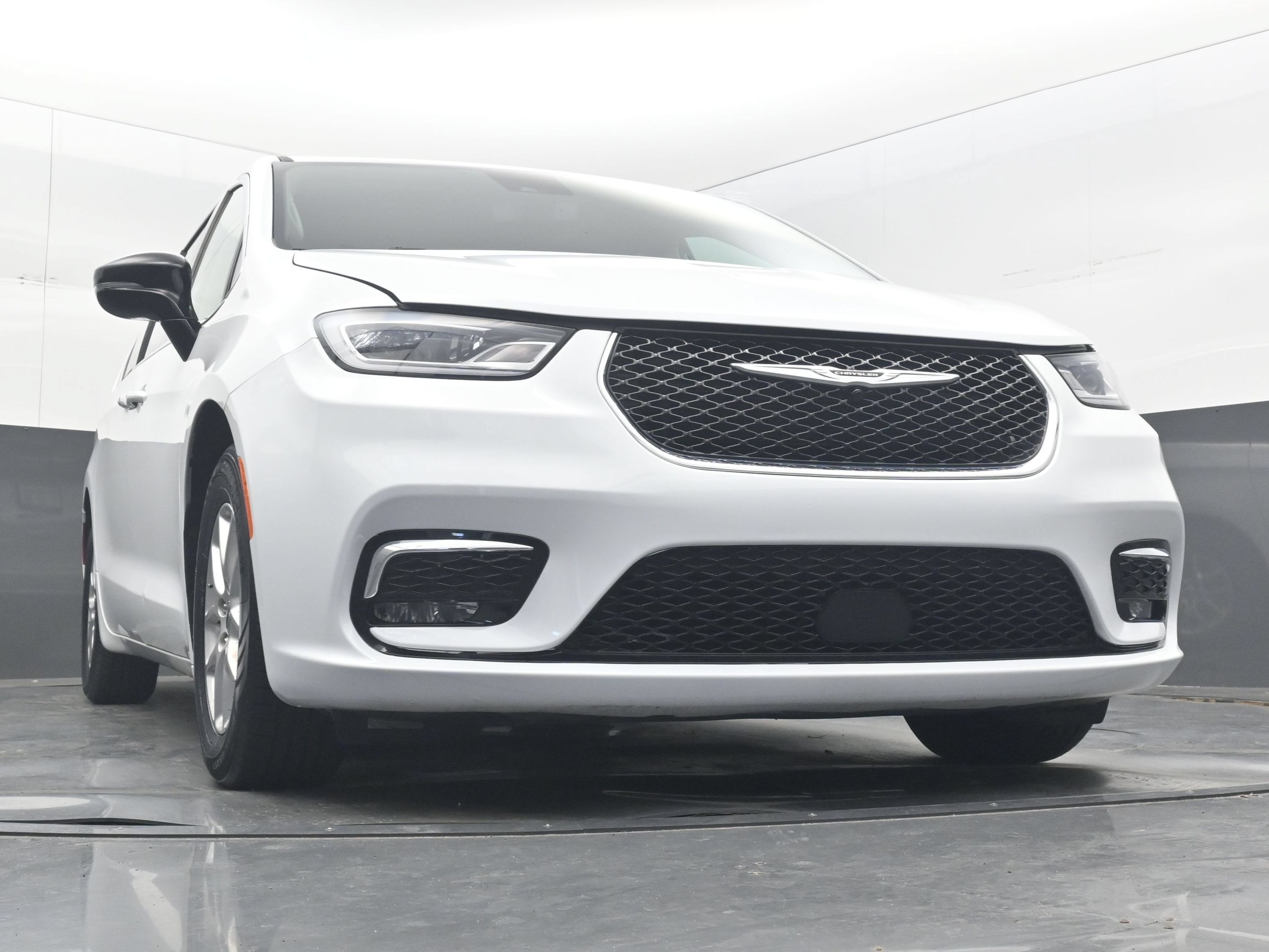 Used 2024 Chrysler Pacifica Touring-L FWD image 19