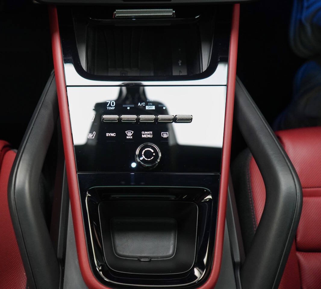 Used 2025 Porsche Cayenne GTS AWD/4WD image 59