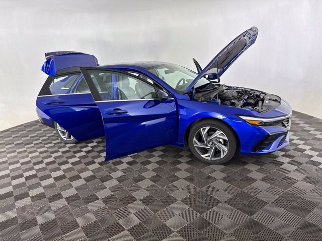 Certified 2025 Hyundai Elantra Limited FWD image 16