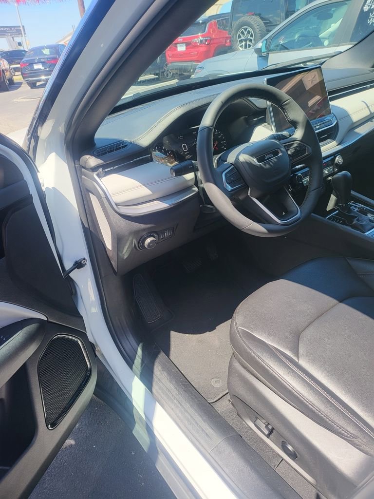 Used 2025 Jeep Compass Limited image 3