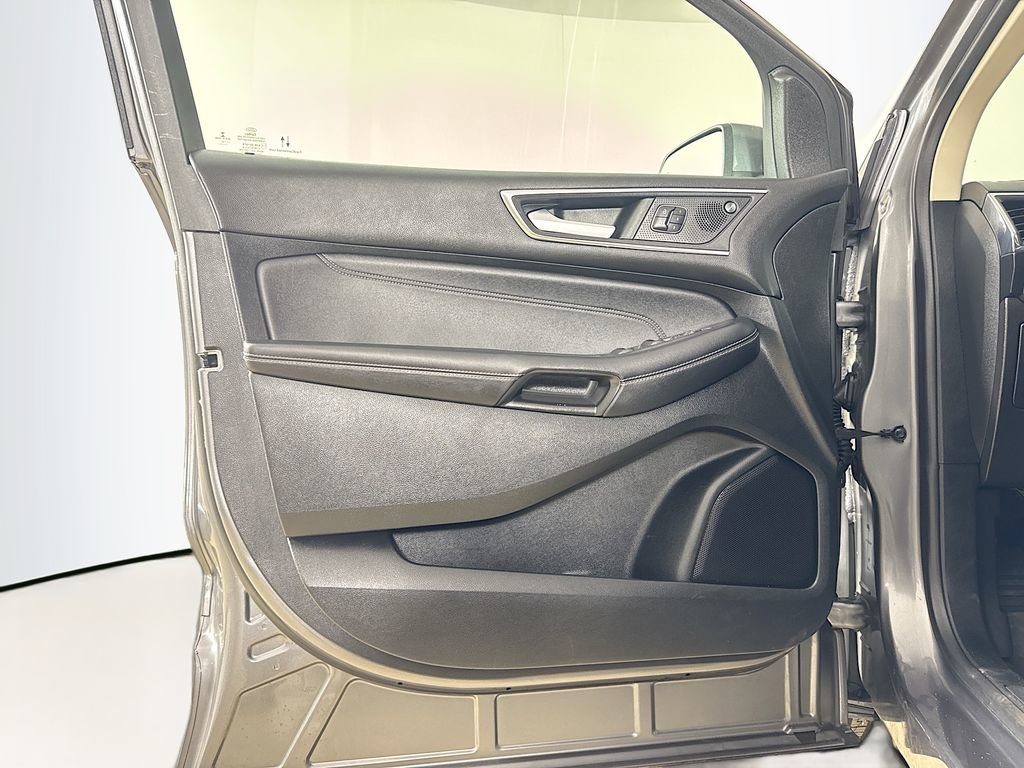 Used 2022 Ford Edge Titanium image 11
