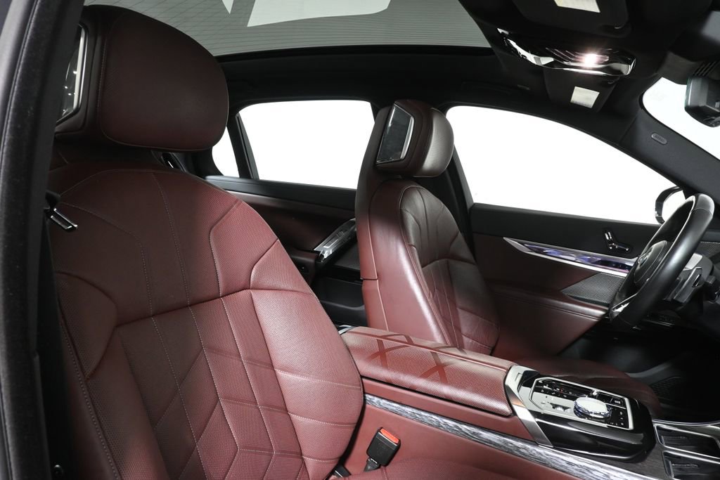 Certified 2024 BMW 760i xDrive AWD/4WD image 32