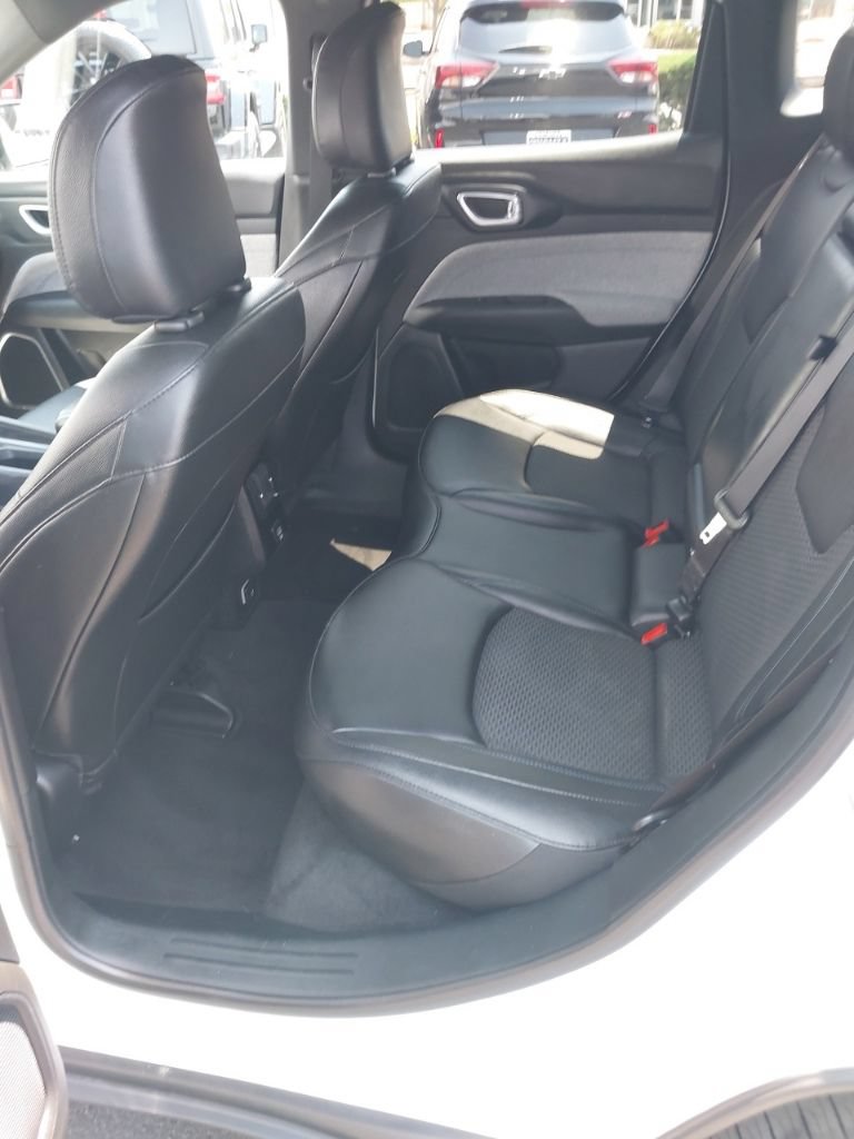 Used 2024 Jeep Compass Latitude AWD/4WD image 8