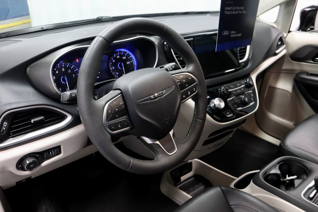 Used 2024 Chrysler Pacifica Touring-L FWD image 26