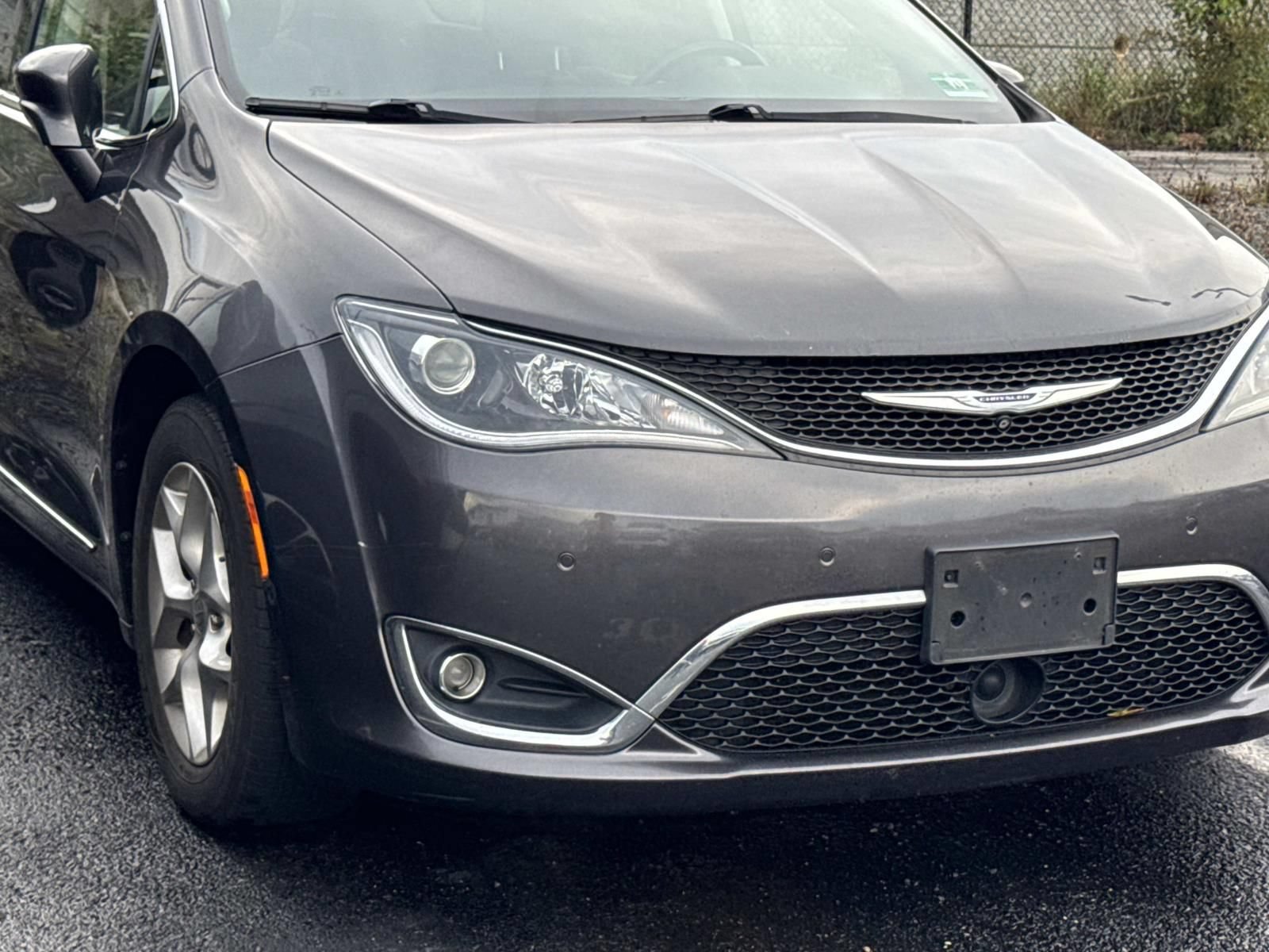 Used 2019 Chrysler Pacifica Touring-L Plus w/ Advanced Safetytec Group FWD image 4
