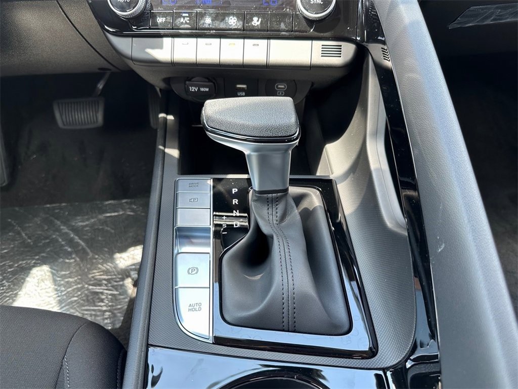 Used 2024 Hyundai Elantra Blue image 18