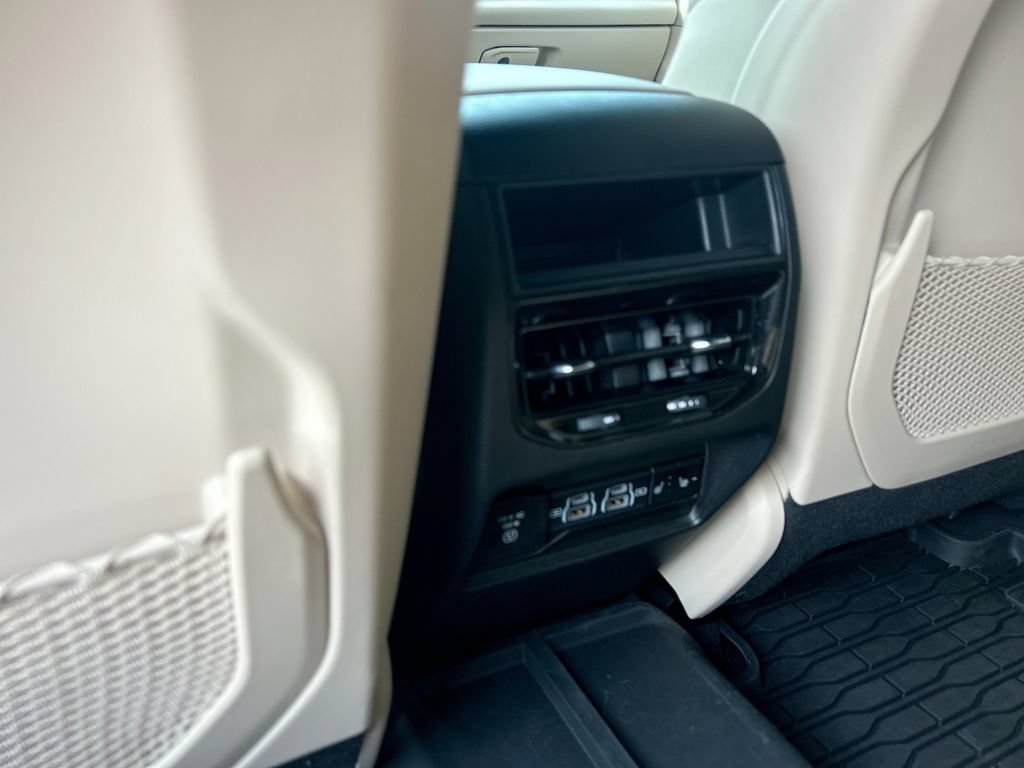 Used 2023 Jeep Grand Cherokee Limited w/ Luxury Tech Group II RWD image 34