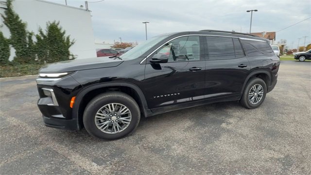 Used 2025 Chevrolet Traverse LT image 4