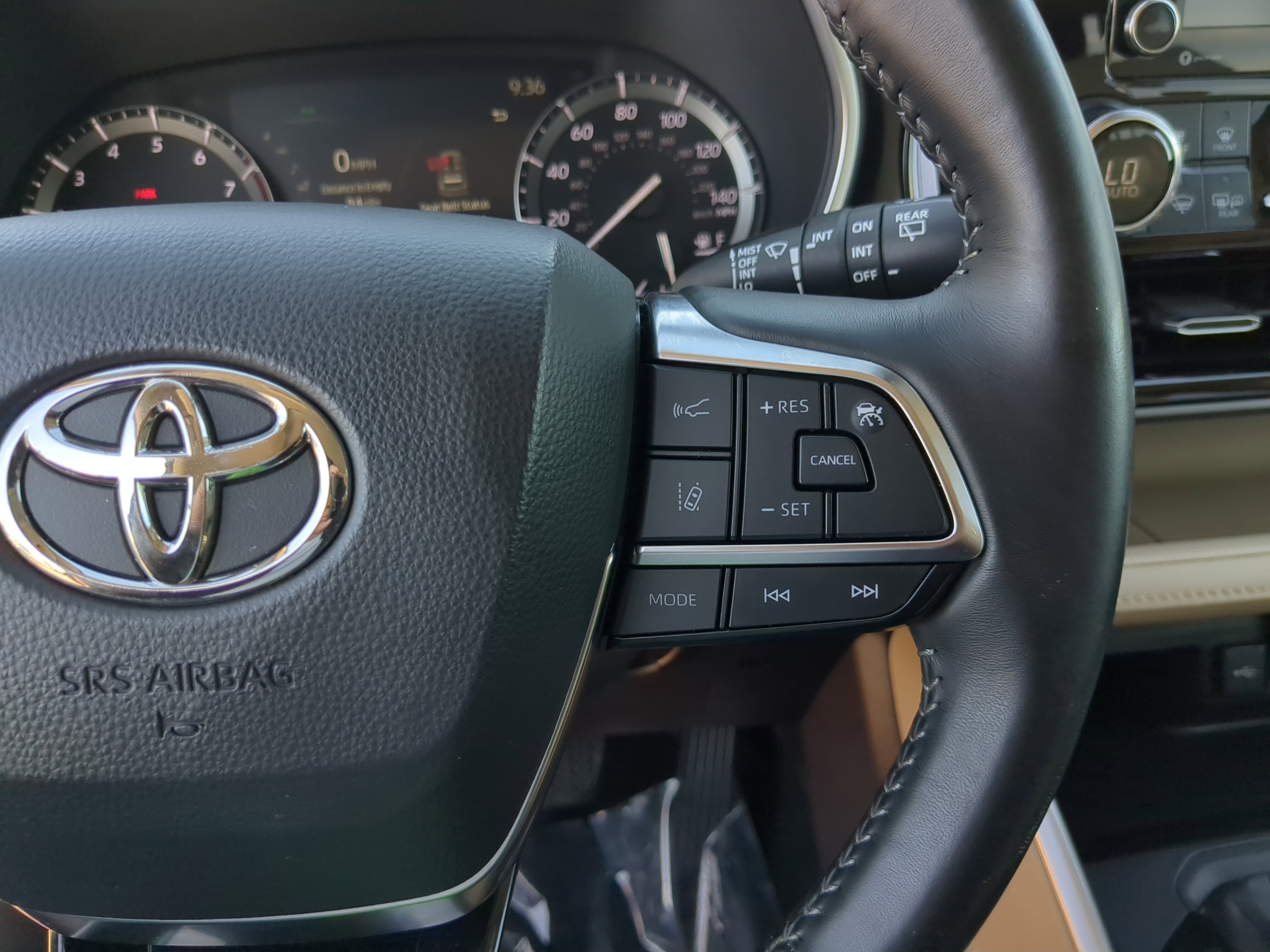 Used 2020 Toyota Highlander XLE image 29