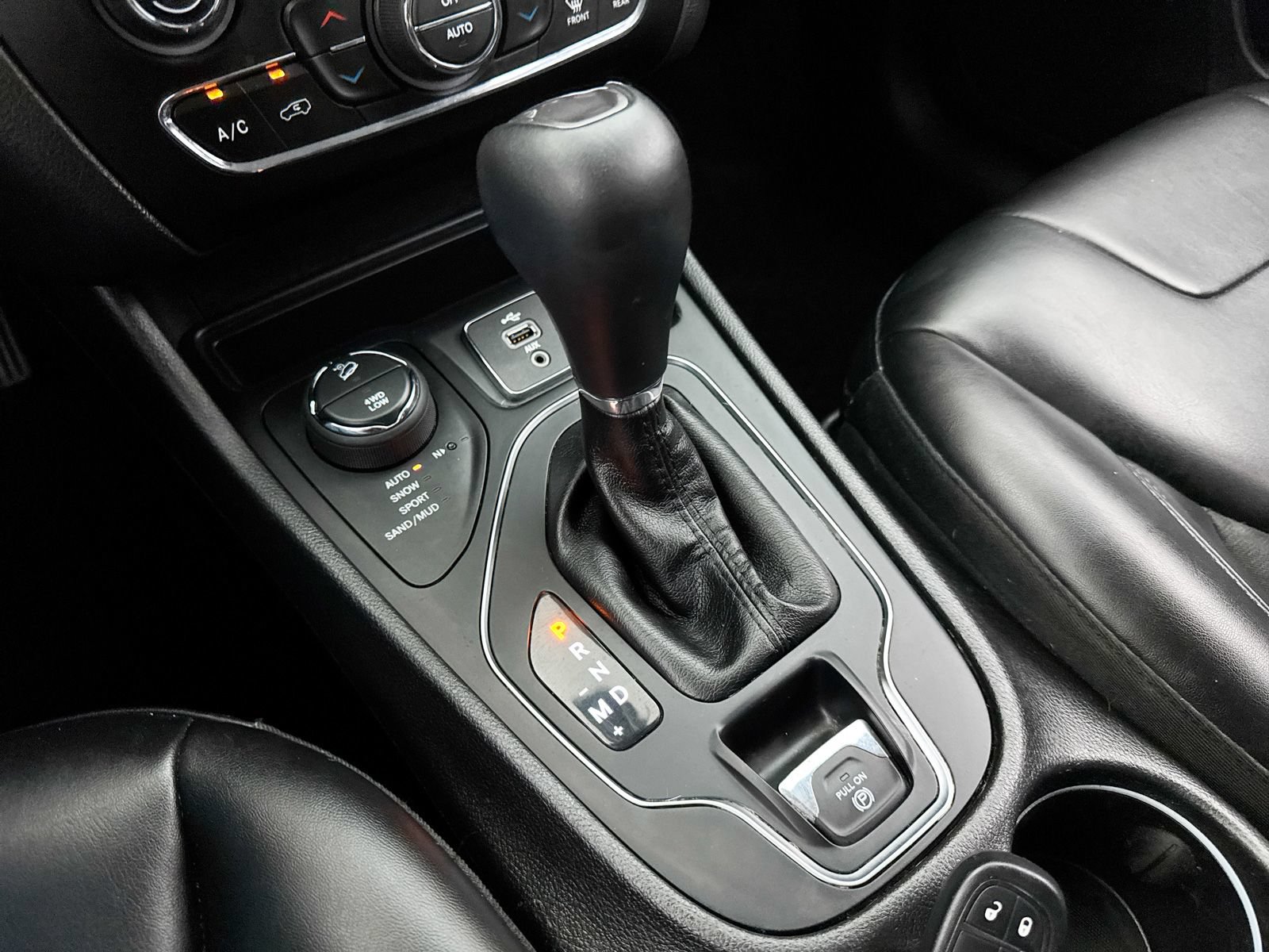 Used 2019 Jeep Cherokee Latitude Plus w/ Comfort/Convenience Group AWD/4WD image 25