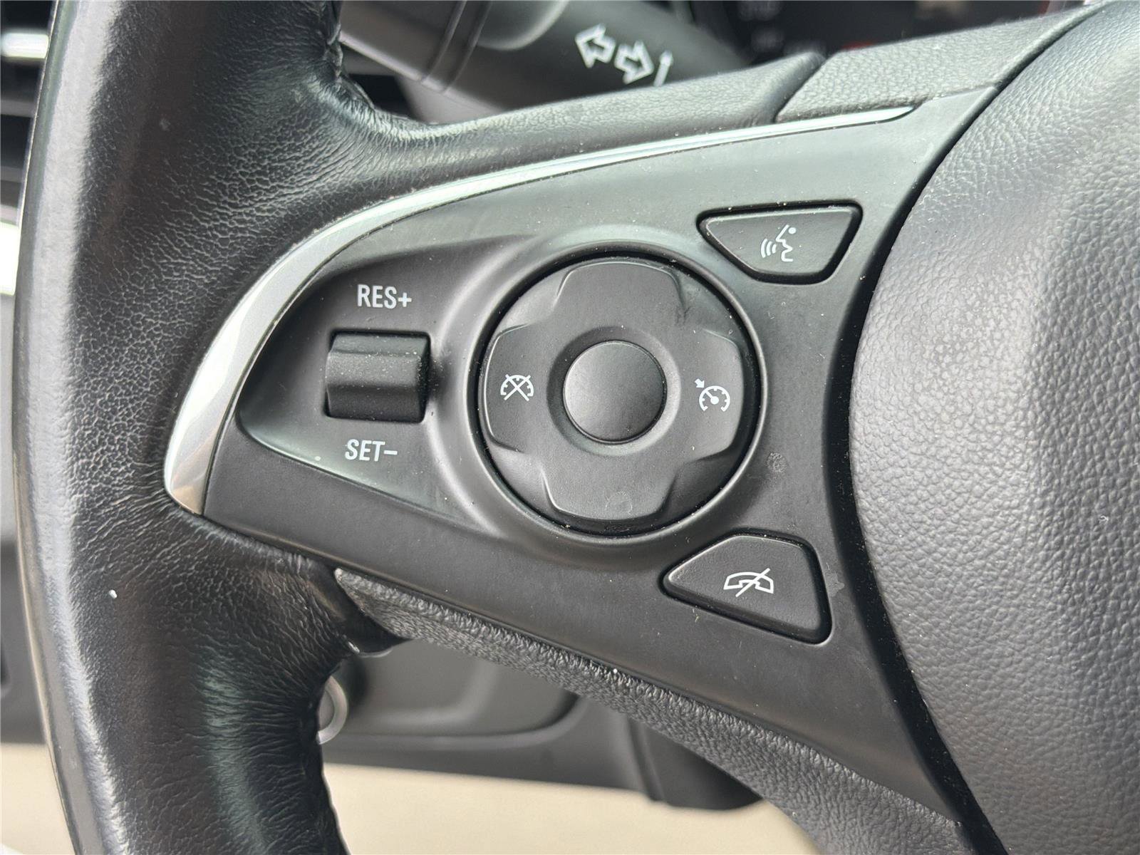 Used 2020 Buick Enclave Essence w/ Sound and Sites Package FWD image 27