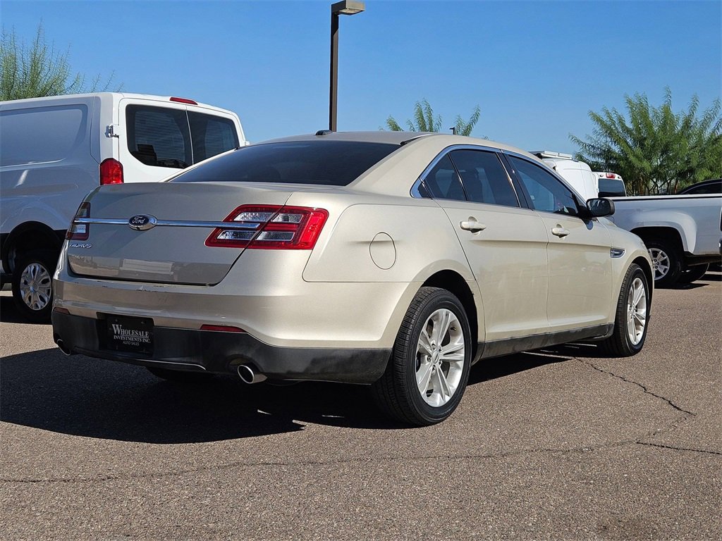 Used 2017 Ford Taurus SE image 4