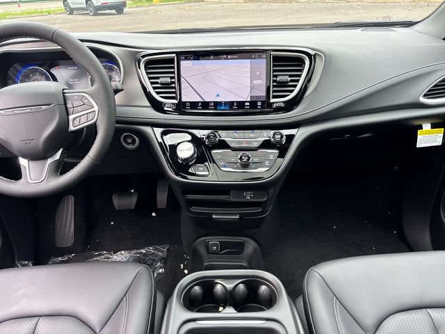 New 2027 Chrysler Pacifica Select w/ Family Tech Group AWD/4WD image 11