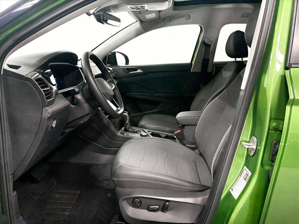 Used 2025 Volkswagen Taos SE image 4