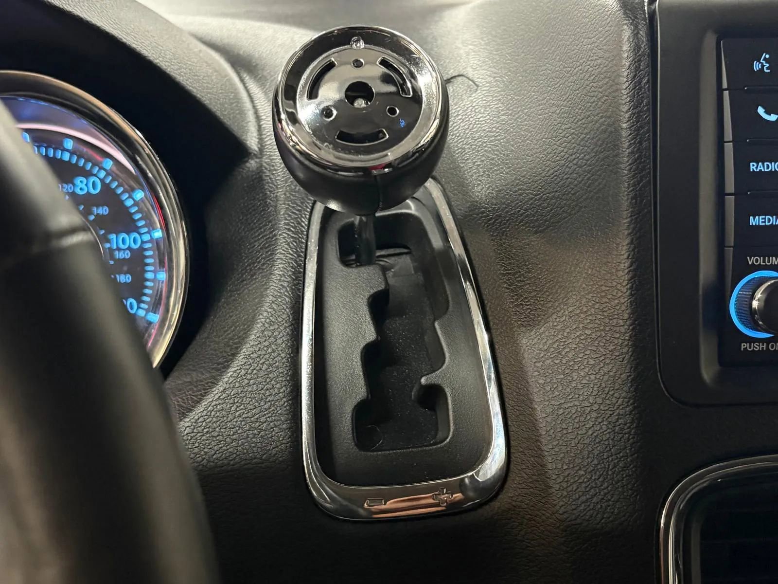 Used 2015 Chrysler Town & Country Touring-L w/ Driver Convenience Group image 39