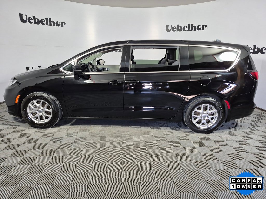 Used 2024 Chrysler Pacifica Touring-L image 4