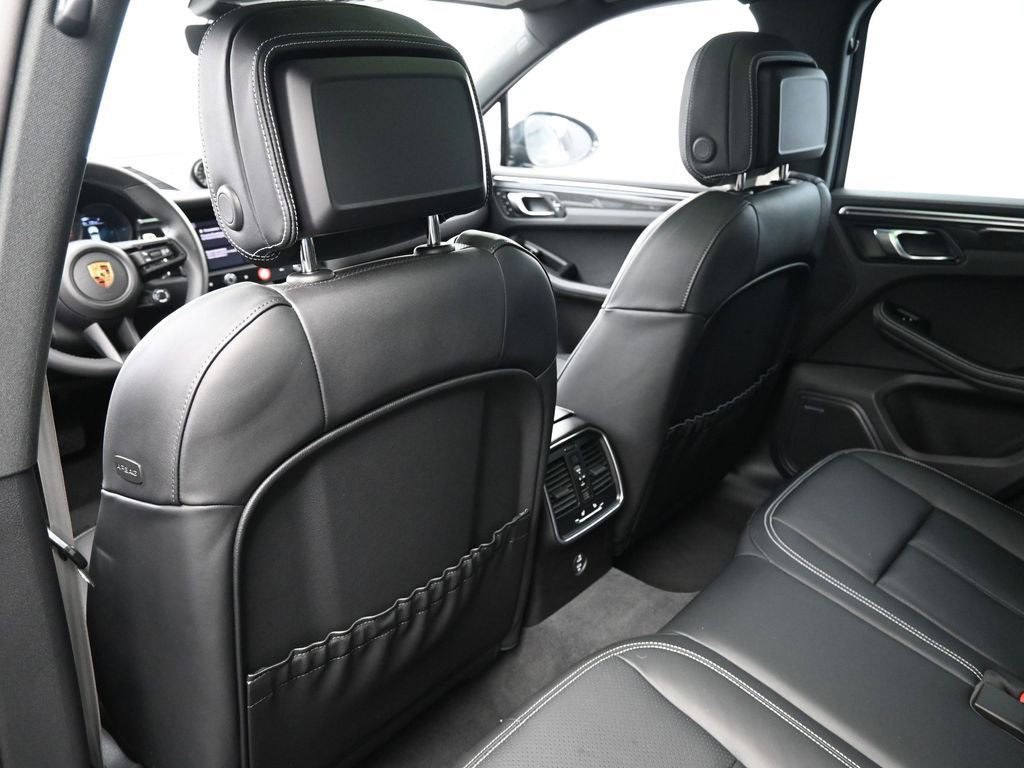 Certified 2025 Porsche Macan GTS image 8