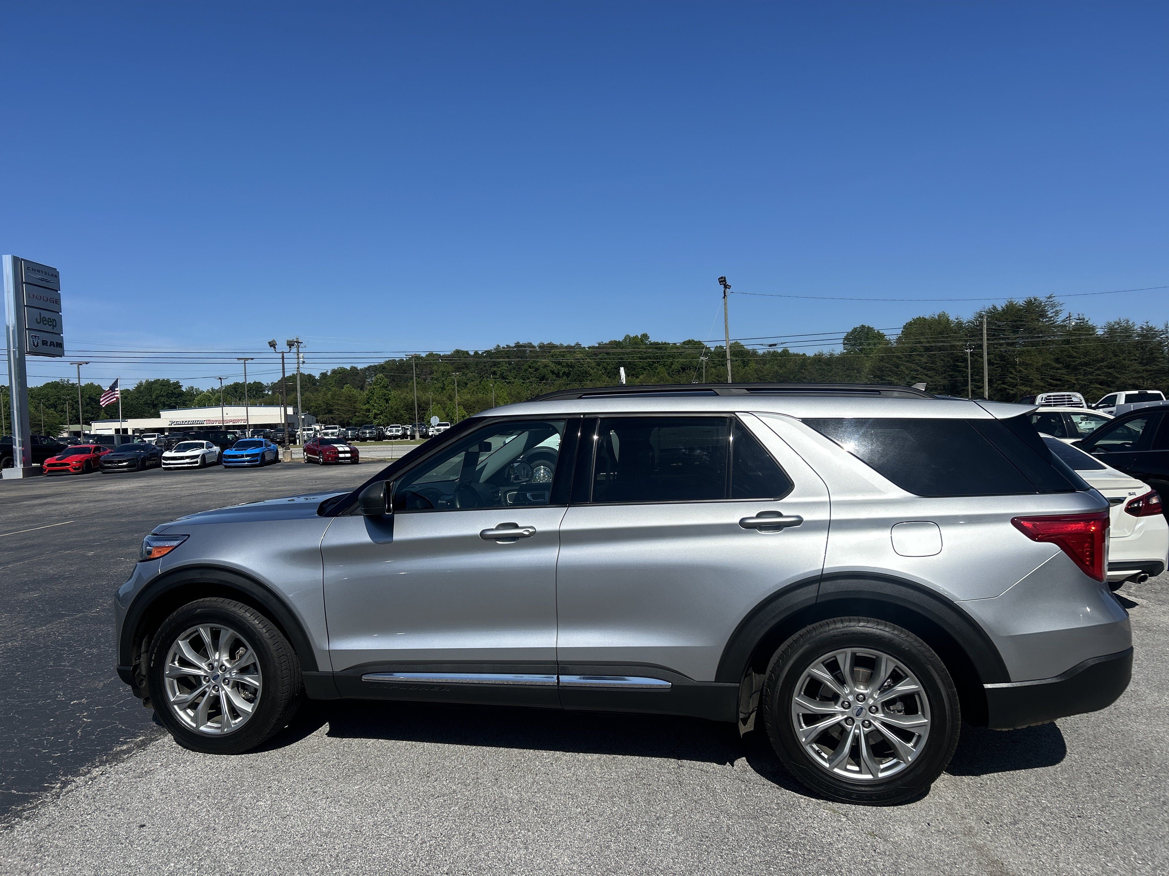 Used 2021 Ford Explorer XLT w/ Equipment Group 202A RWD image 3