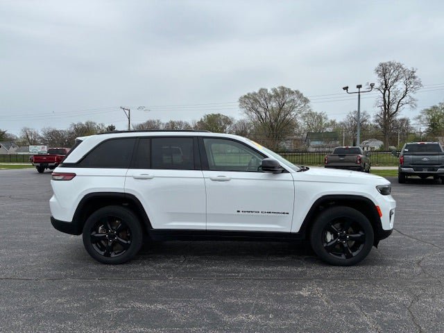 Used 2023 Jeep Grand Cherokee Limited w/ Black Appearance Package AWD/4WD image 6