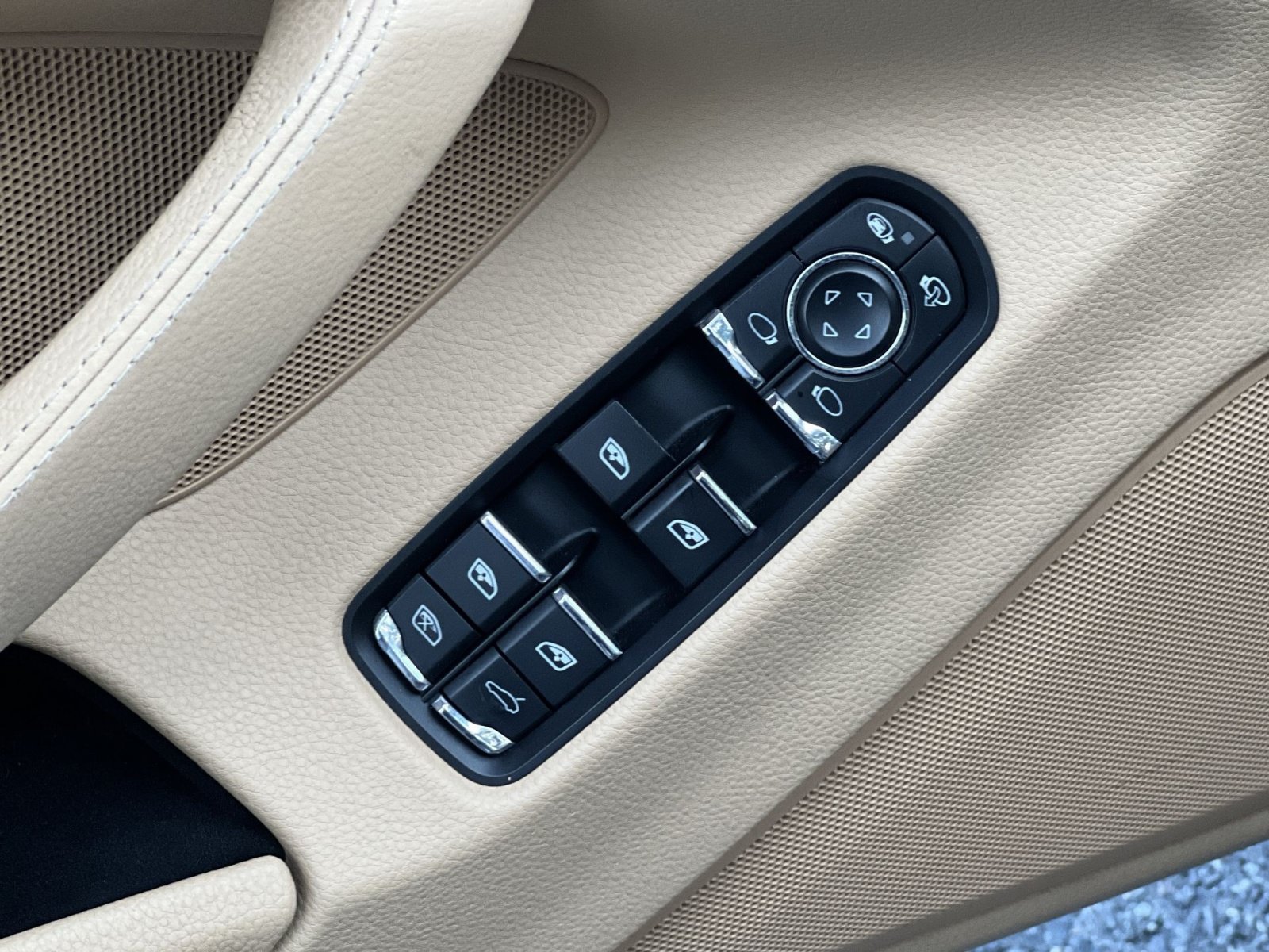 Used 2014 Porsche Panamera 4 AWD/4WD image 20