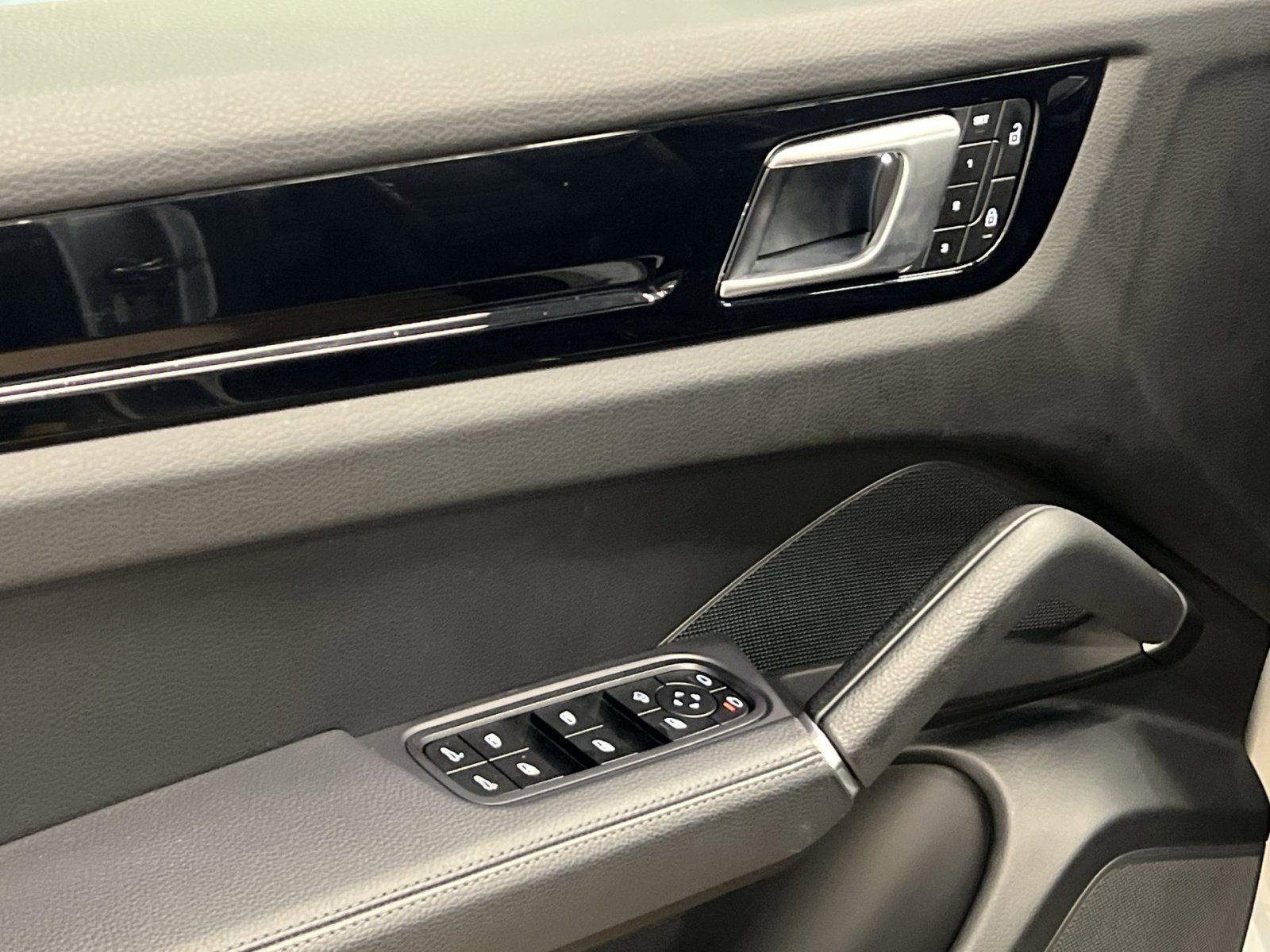 Used 2023 Porsche Cayenne Platinum Edition image 13