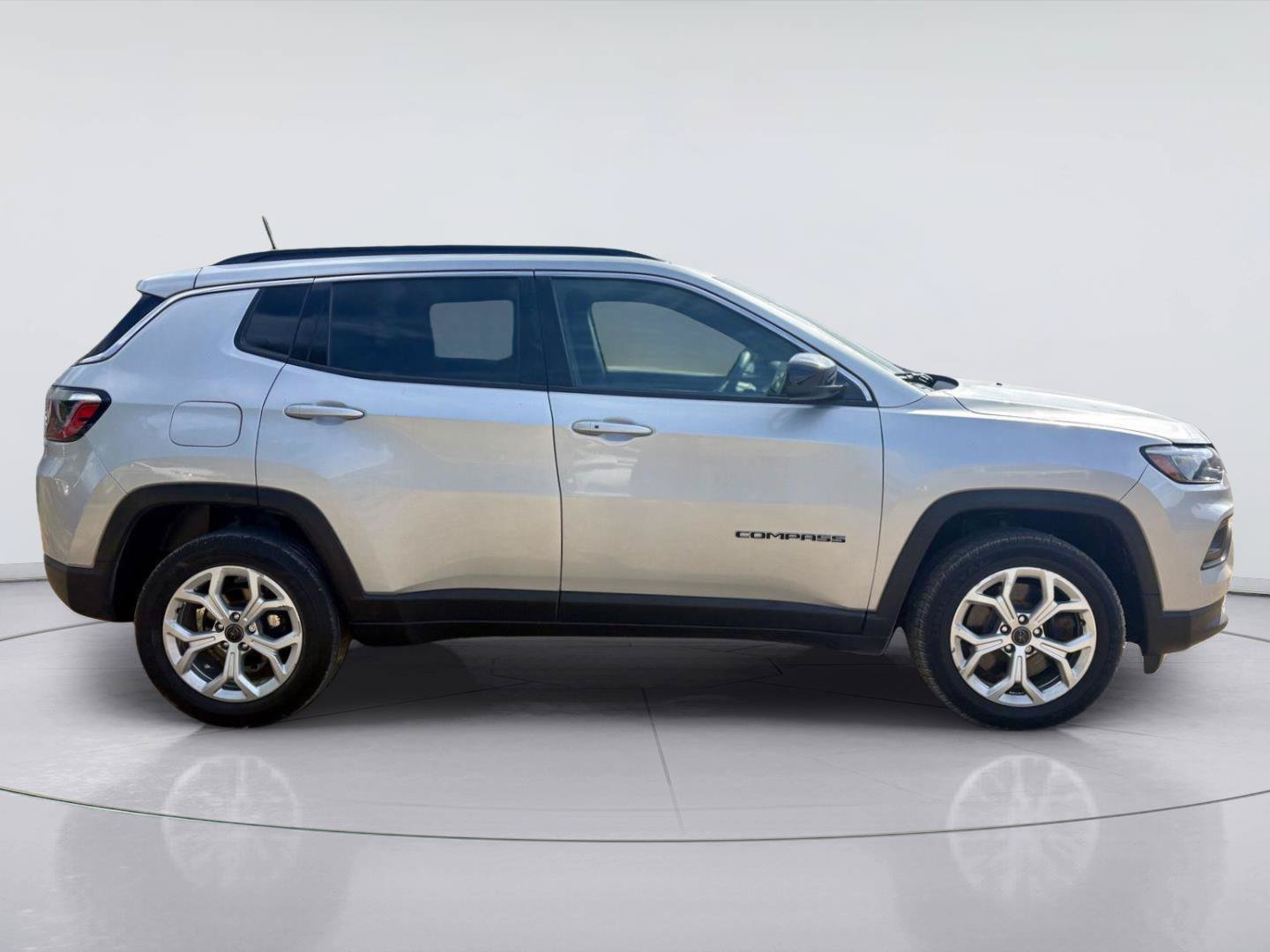 Used 2025 Jeep Compass Latitude AWD/4WD image 2
