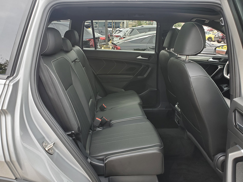 Used 2023 Volkswagen Tiguan SE R-Line AWD/4WD image 18