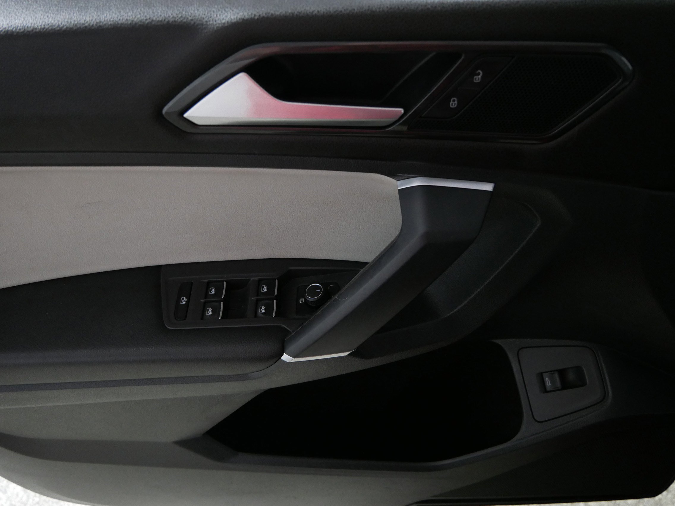 Used 2018 Volkswagen Tiguan SEL image 19