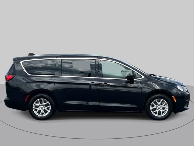 Used 2023 Chrysler Voyager LX FWD image 3