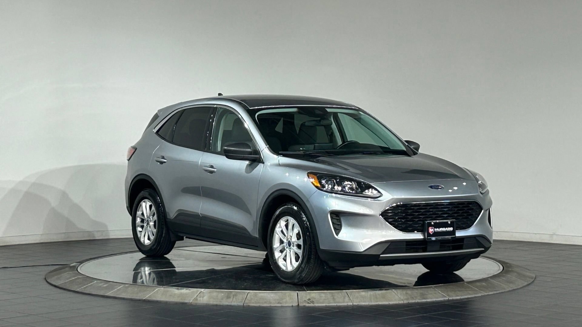 Used 2022 Ford Escape SE w/ Cold Weather Package FWD image 2