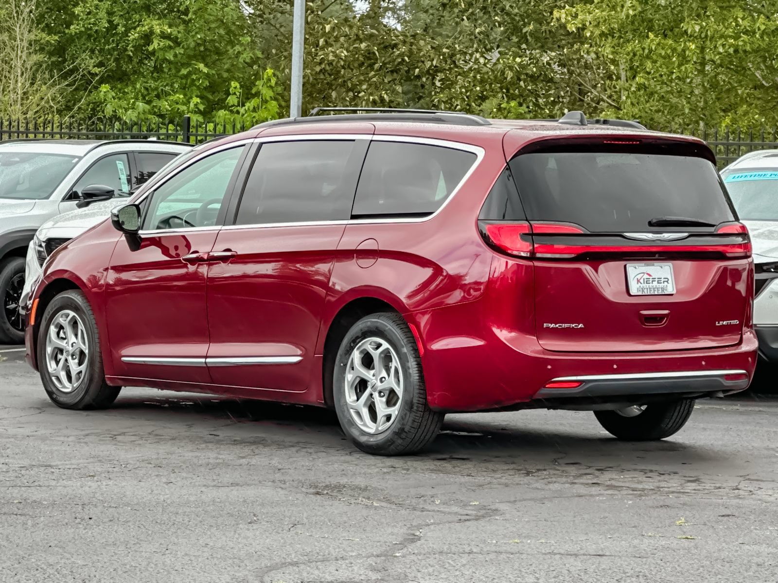 Used 2023 Chrysler Pacifica Limited FWD image 6