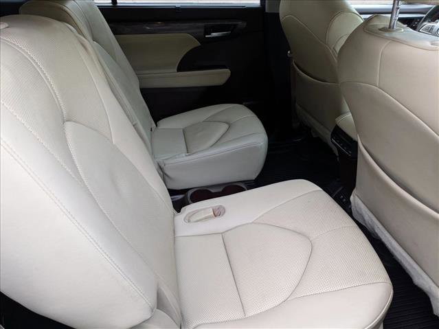 Used 2020 Toyota Highlander Limited image 19