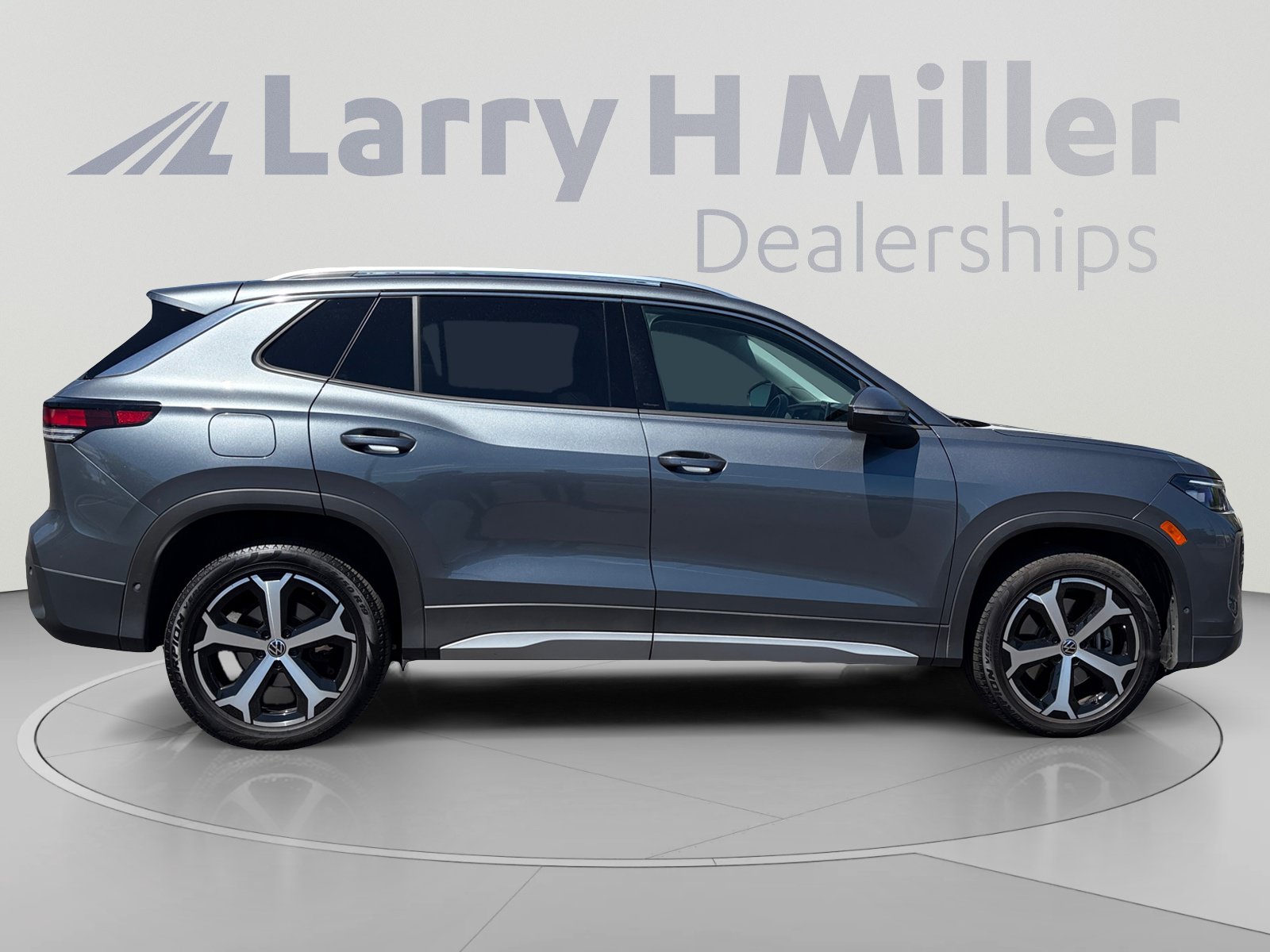 Used 2025 Volkswagen Tiguan SE w/ Panoramic Sunroof Package AWD/4WD image 6