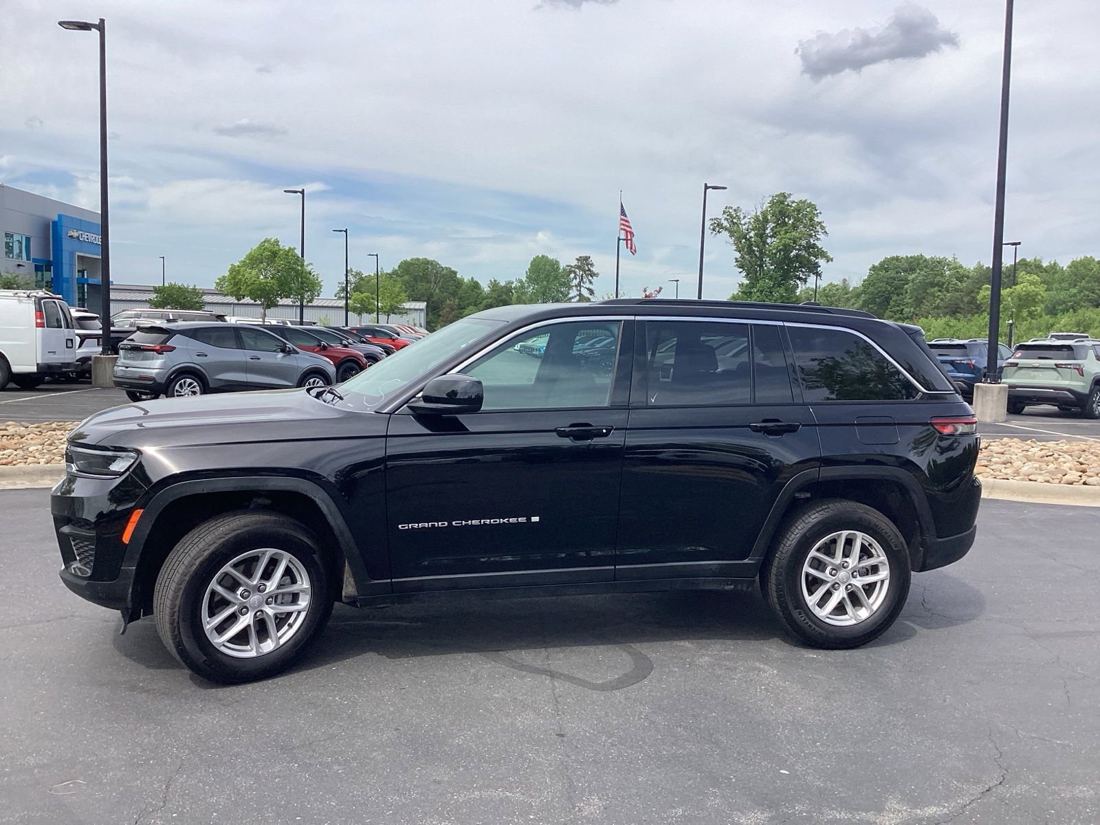 Used 2025 Jeep Grand Cherokee Laredo X w/ Luxury Tech Group I AWD/4WD image 6