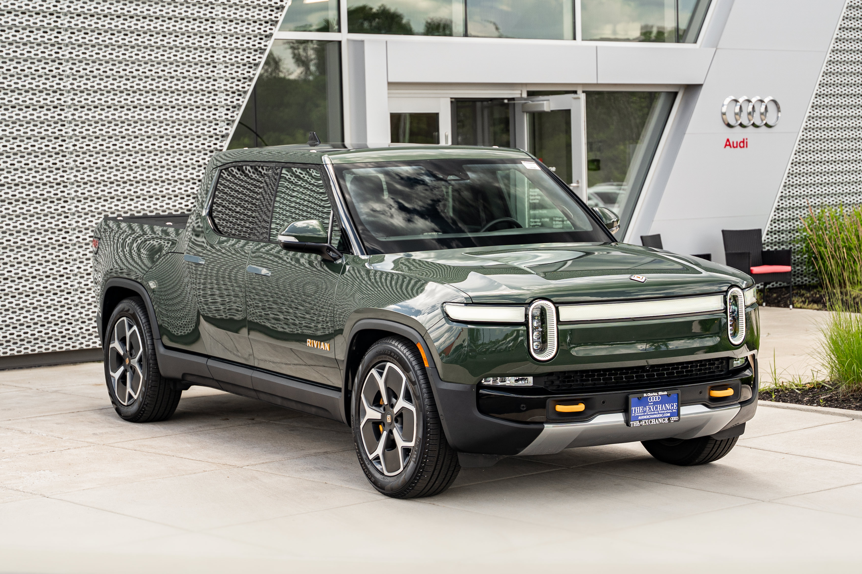 Used 2022 Rivian R1T Adventure AWD/4WD image 2