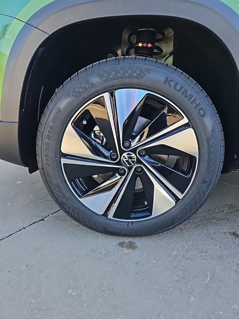 New 2026 Volkswagen Taos SE image 9