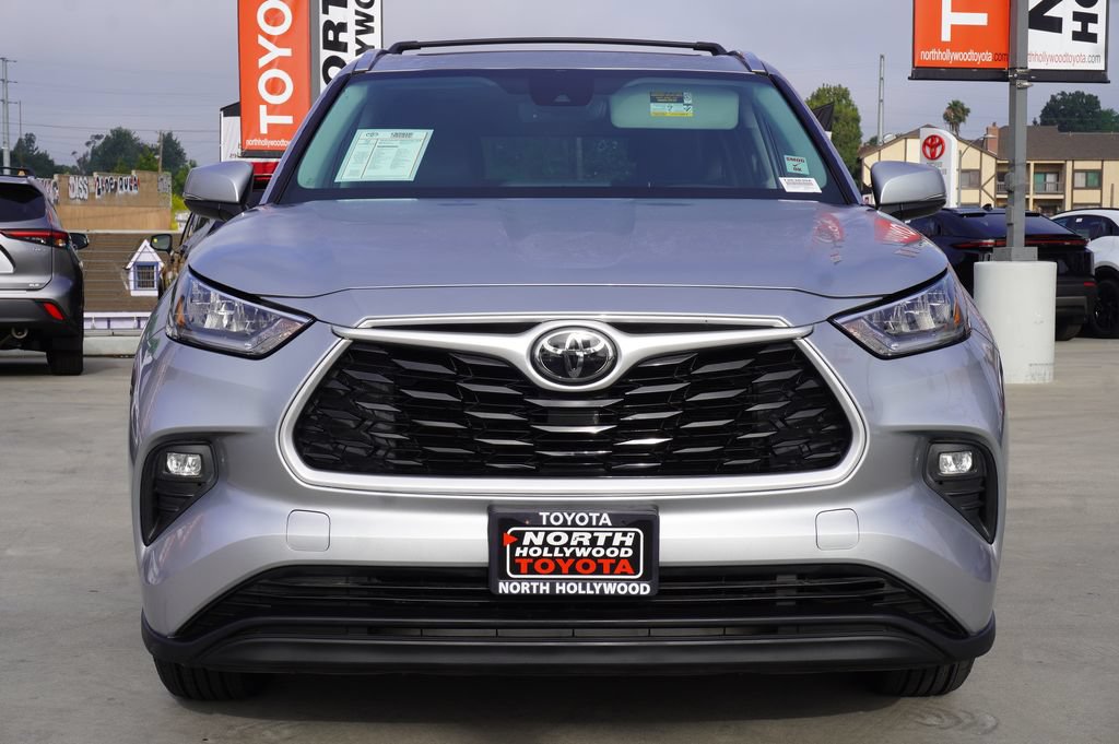 Used 2020 Toyota Highlander XLE FWD image 3