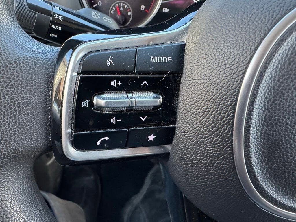 Used 2022 Kia Carnival LX FWD image 15