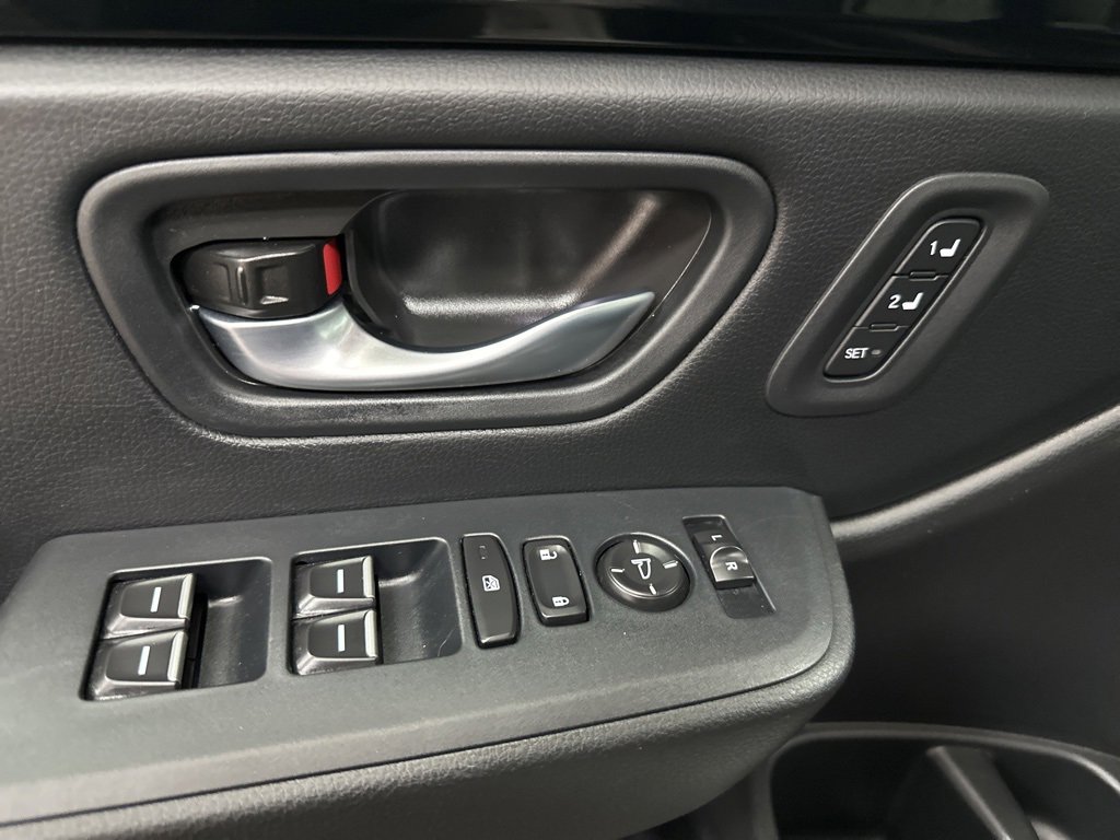 Used 2025 Honda Pilot Touring image 18