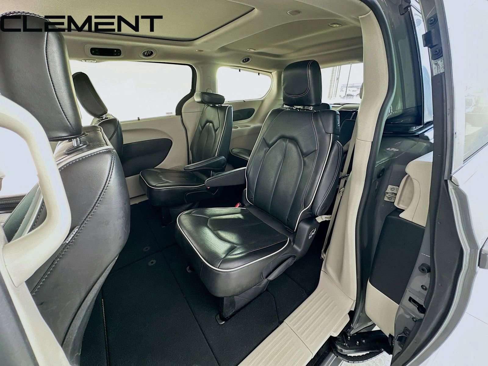 Used 2023 Chrysler Pacifica Limited image 32