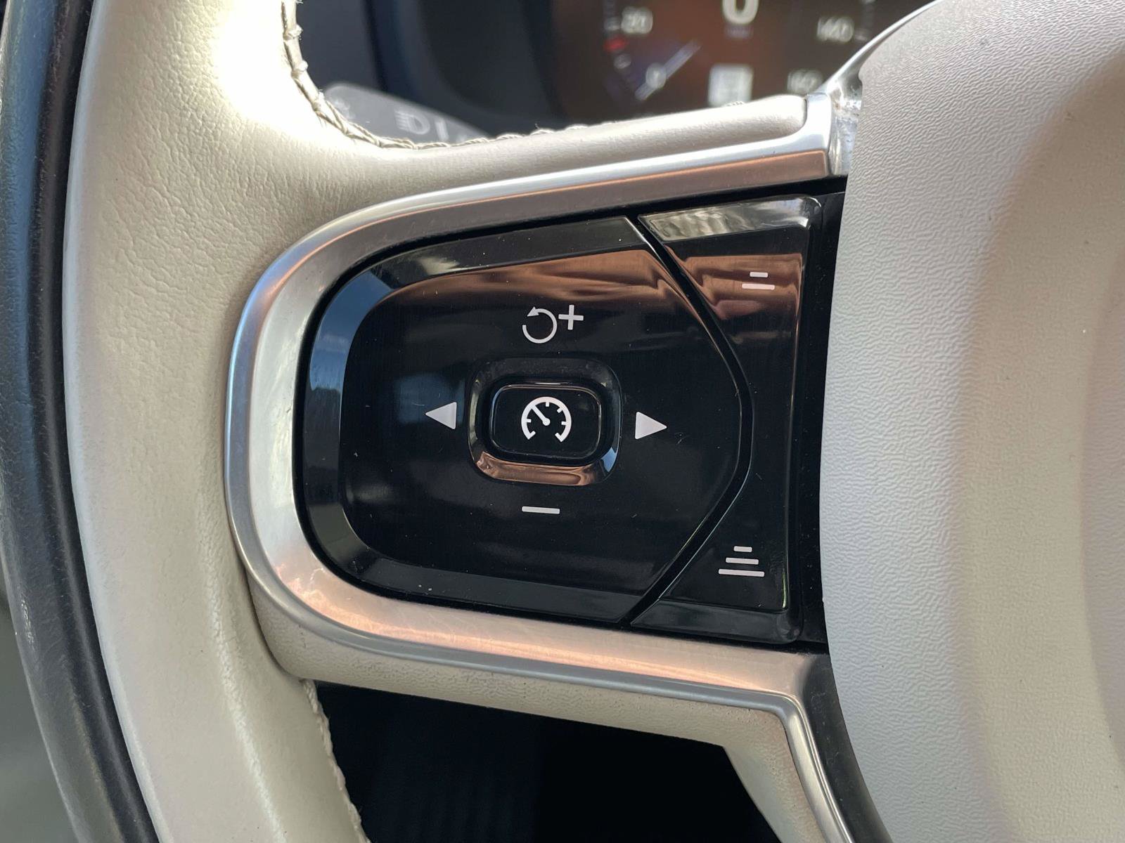 Used 2020 Volvo XC90 T5 Momentum w/ Protection Package Premier FWD image 10