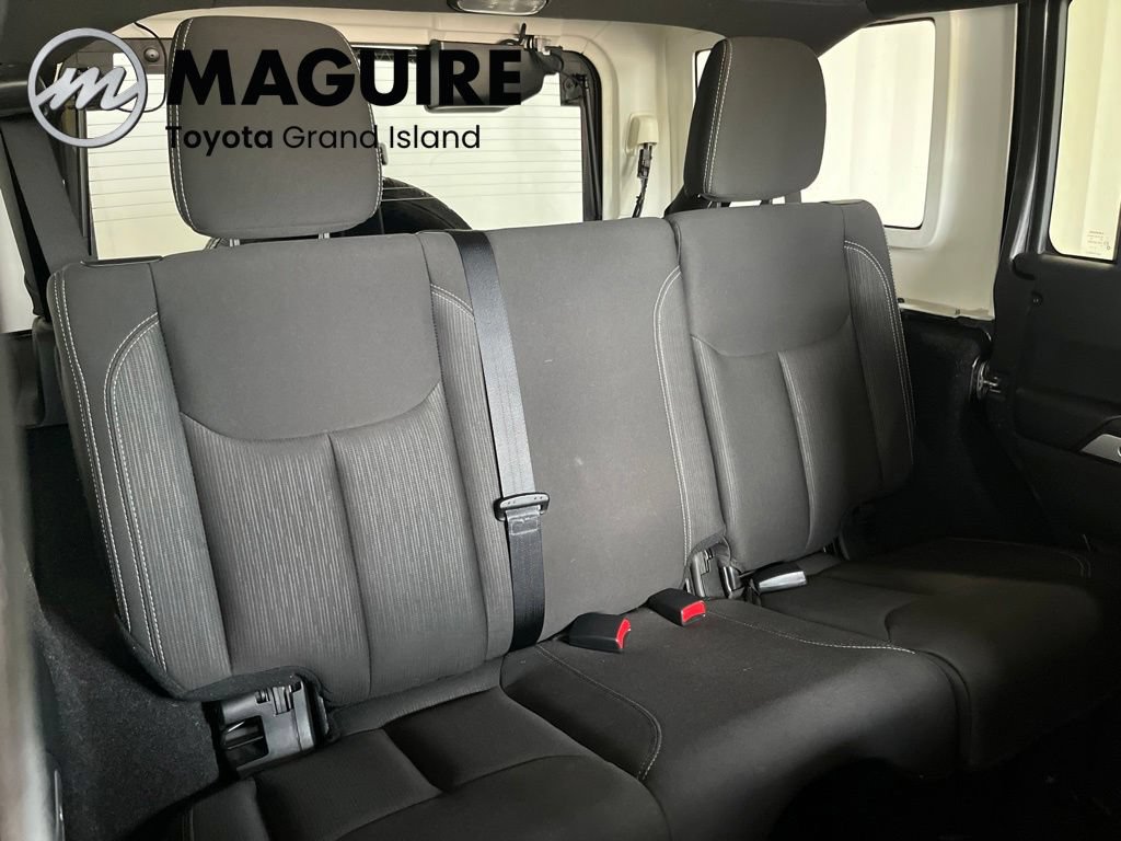 Used 2018 Jeep Wrangler Unlimited Sahara AWD/4WD image 31