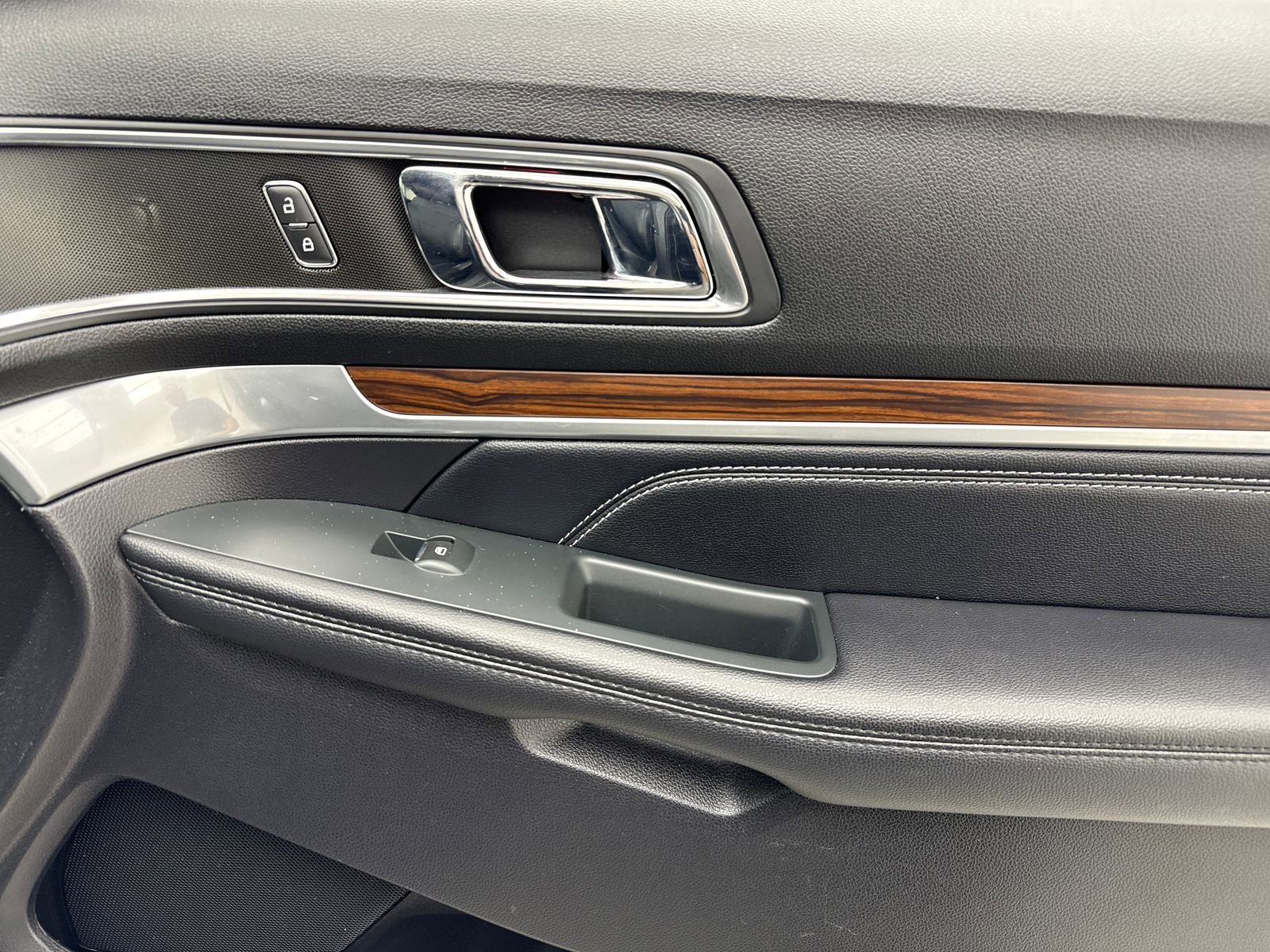 Used 2018 Ford Explorer Limited w/ Ford Safe & Smart Package FWD image 47